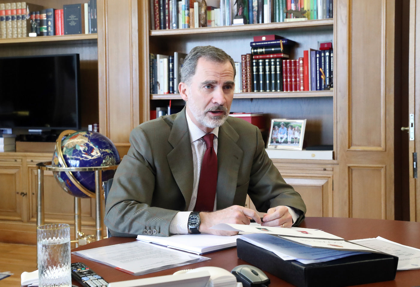 Rey Felipe VI en su despacho | Sembralia tienda Online