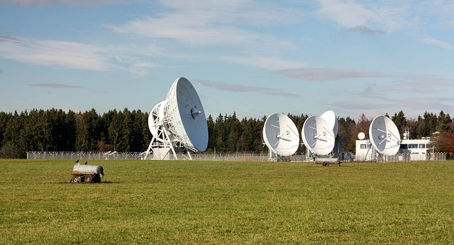 Antenas de telecomunicaciones en el campo