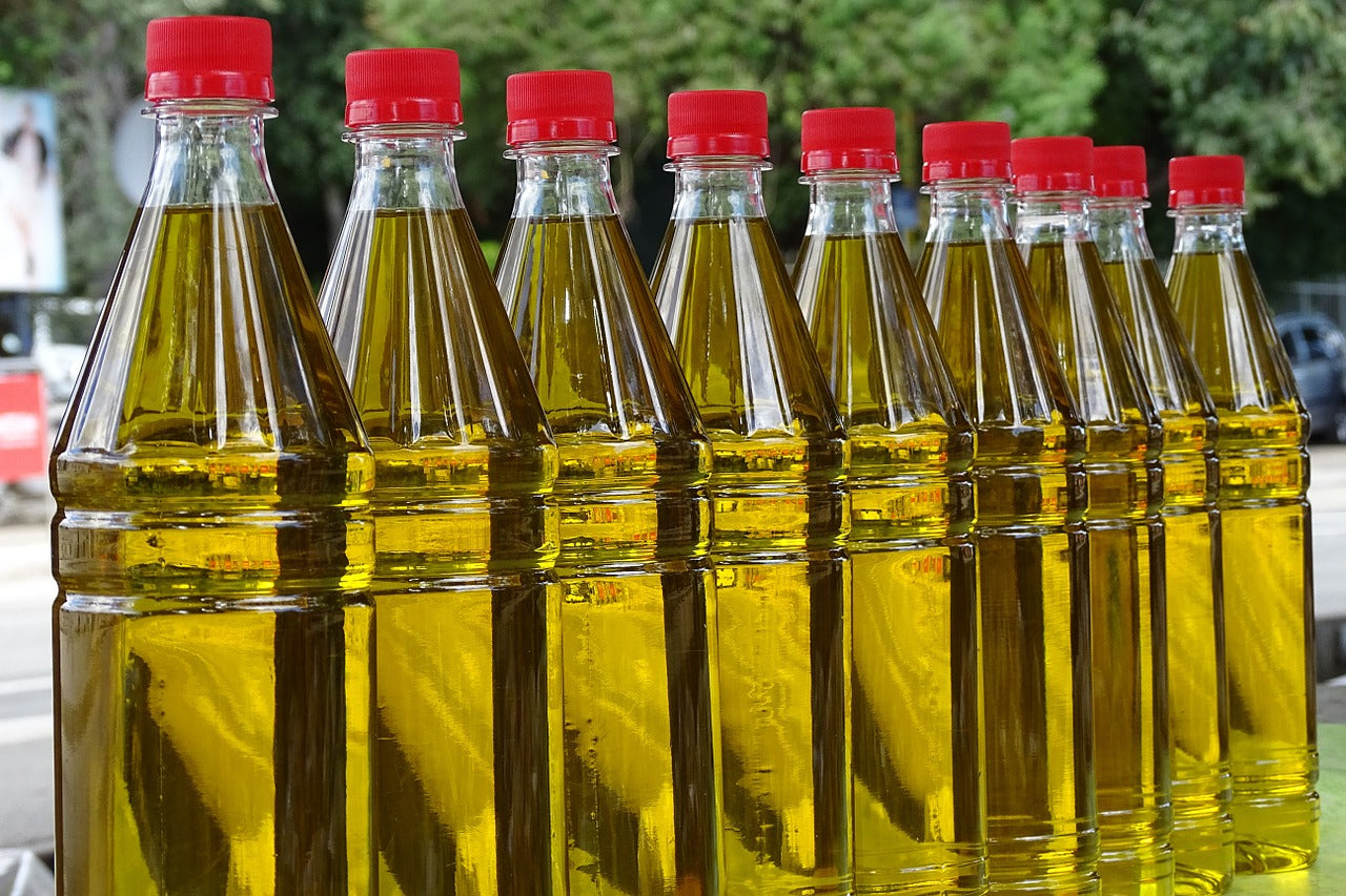 Botellas de aceite de oliva virgen extra de España